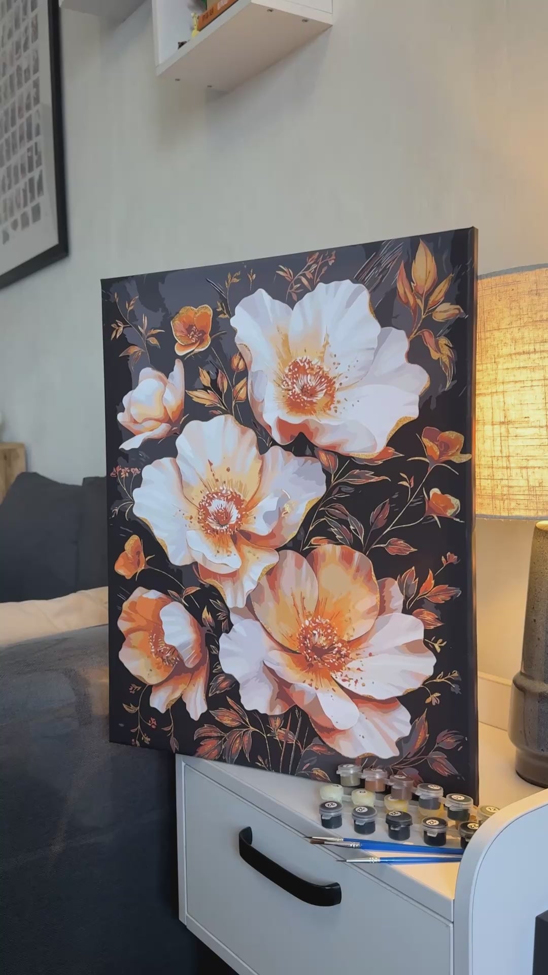 Pictură pe numere – flori aurii și albe pe fundal negru
