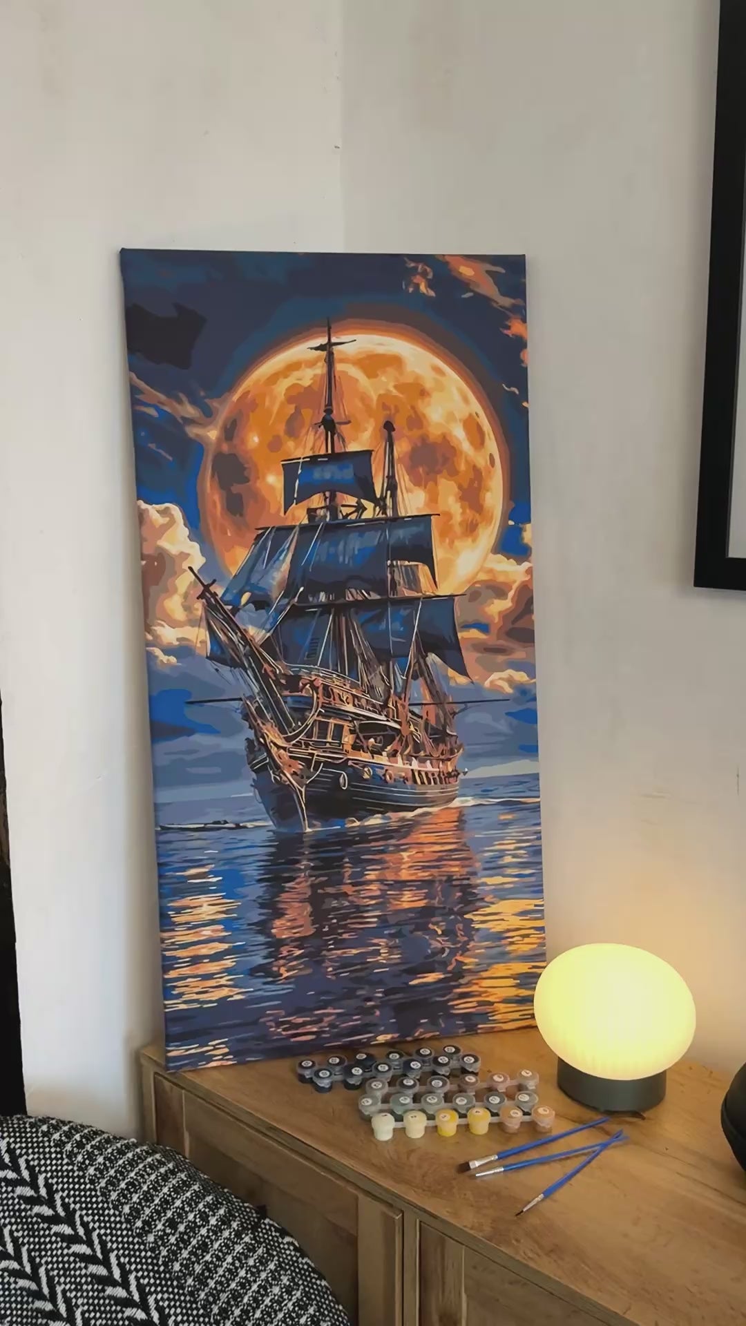 Pictură pe numere – corabie cu pânze sub luna aurie