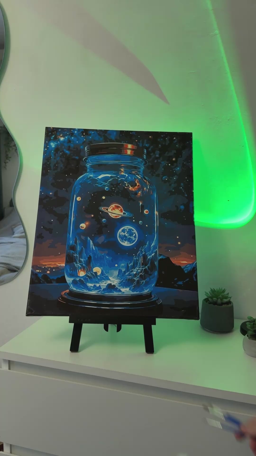 Pictură pe numere – universul într-un borcan de sticlă