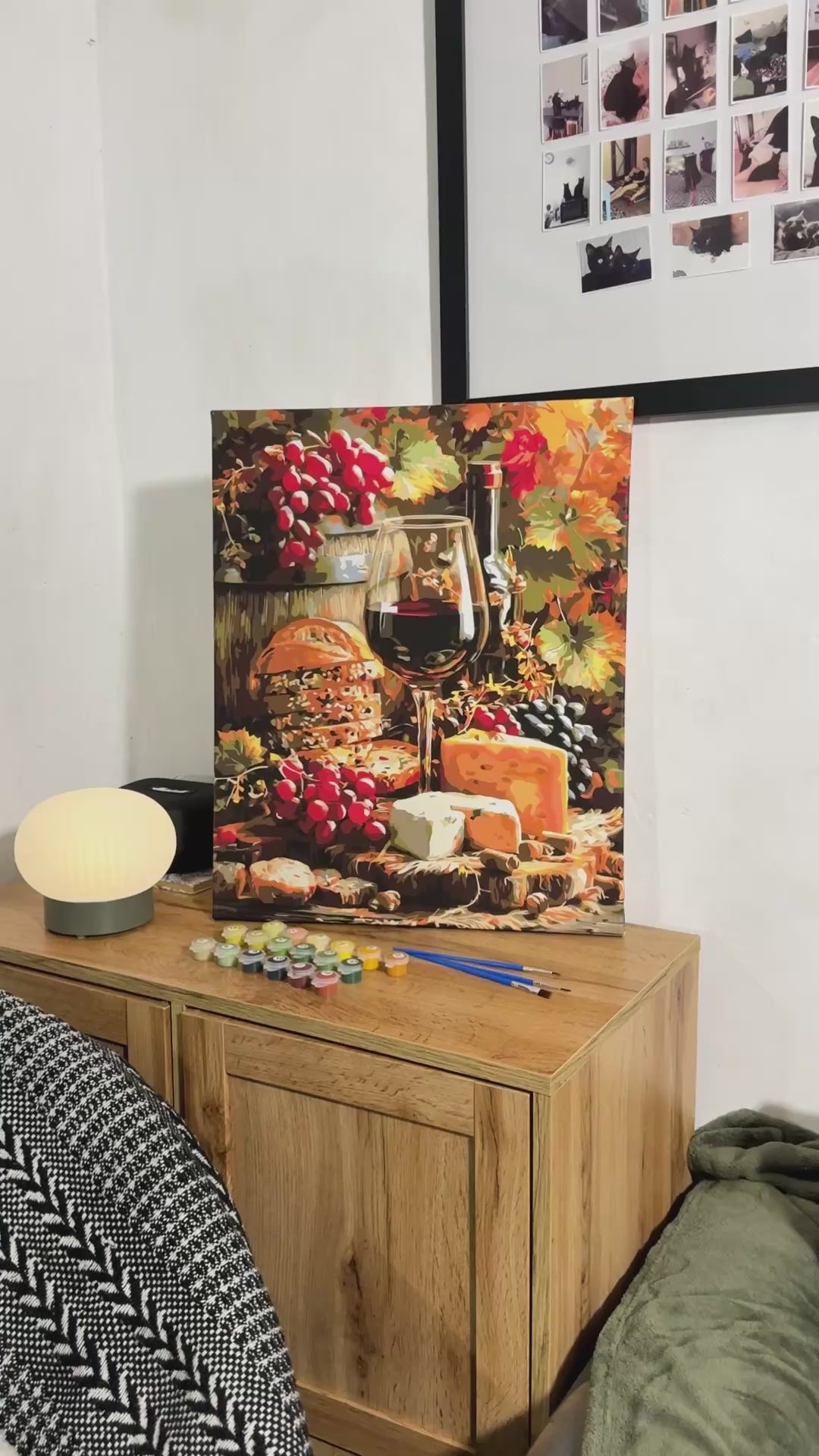 Pictură pe numere – vin, brânză și struguri lângă butoi