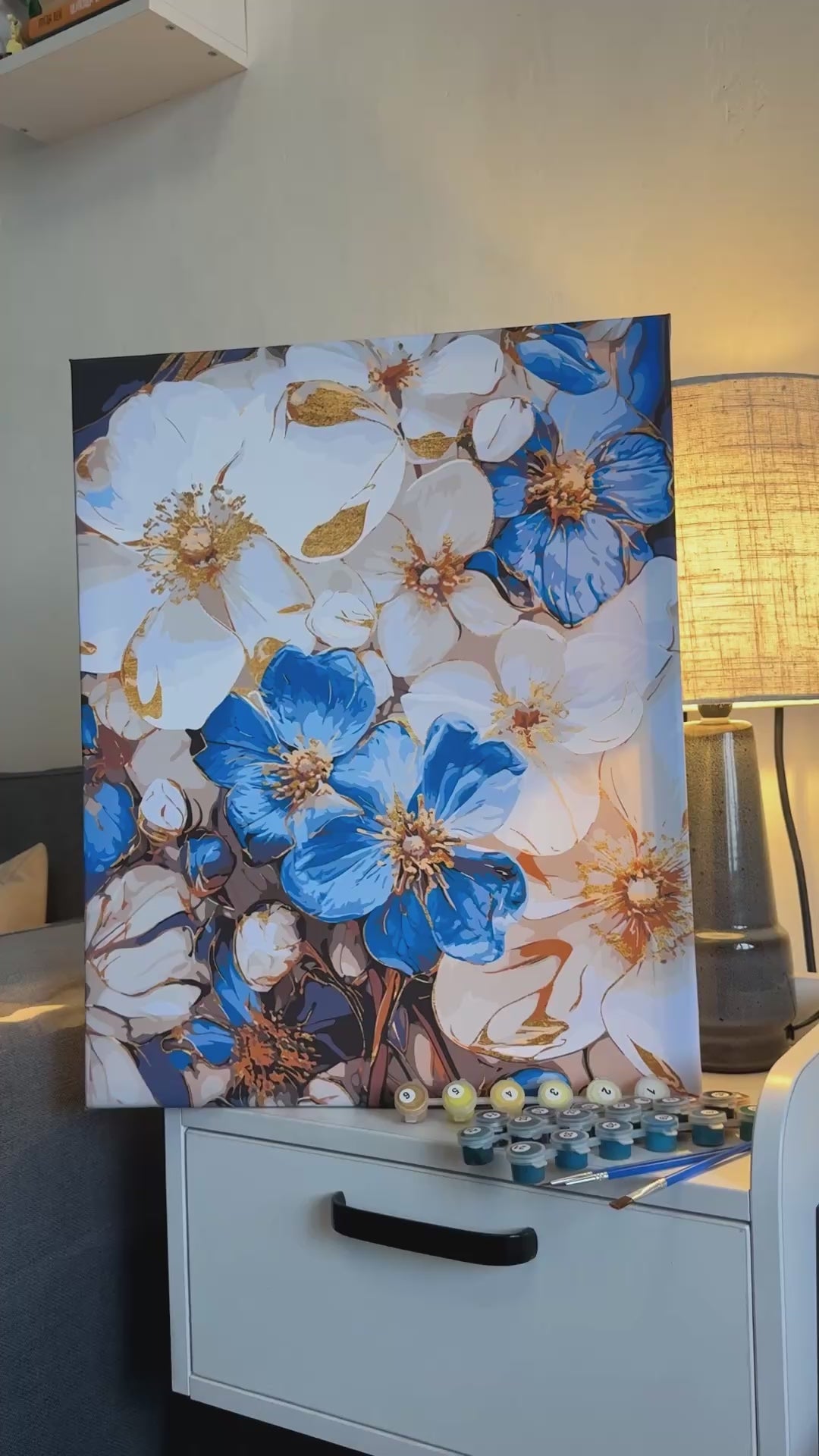 Pictură pe numere – flori alb-albastre cu auriu