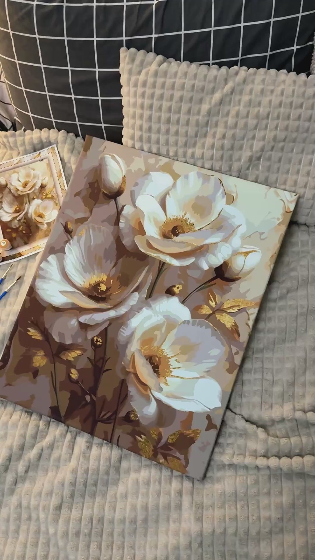 Pictură pe numere – flori albe cu frunze aurii